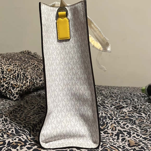 I am selling this MK bag , Brand New - Picture 2 of 4